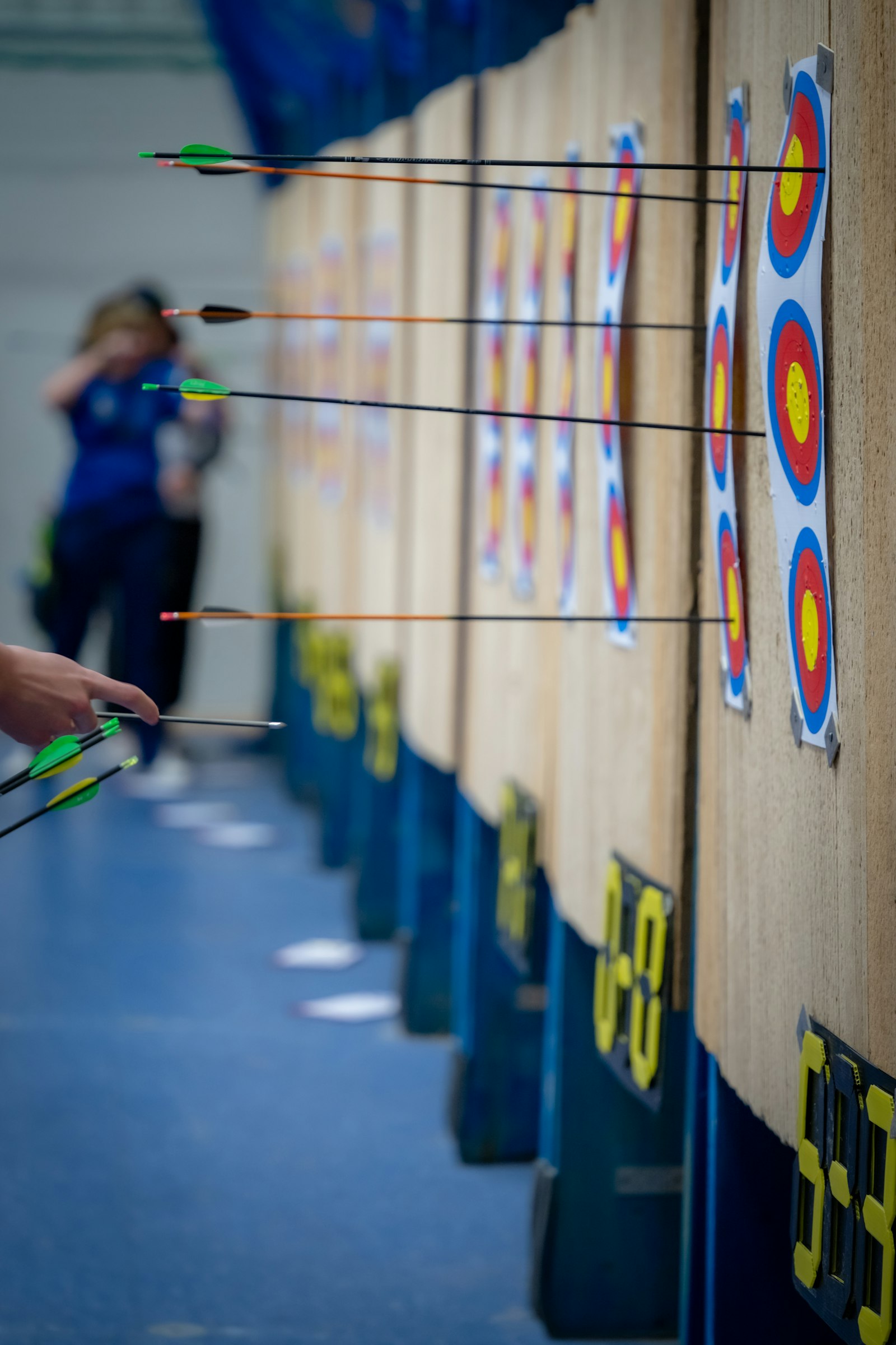 Pfeile stecken in mehreren Zielscheiben